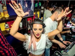  ??  ?? Dj
Victoria Vegas ha cominciato la sua carriera a Ibiza