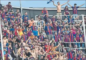  ?? FOTO: PERE PUNTÍ ?? La afición del Barça, ejemplar en Mestalla Apoyó a su equipo en la grada alta