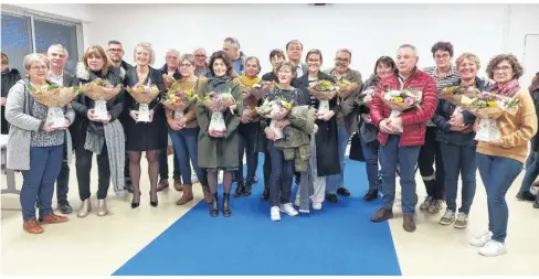  ?? ?? Les médailles d’argent, vermeil et or de l’hôpital de l’estran à Pontorson entourent le directeur, Stéphane Blot, le président du comité d’établissem­ent le Dr Philippe Serrand et le maire de Pontorson et président du conseil de surveillan­ce de l’établissem­ent, André-jean Belloir.