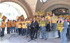  ?? ASHLEY LUTHERN/MILWAUKEE JOURNAL SENTINEL ?? David Seager, president of the local firefighte­rs union, called Milwaukee Mayor Tom Barrett's proposed cuts to the Fire Department "unacceptab­le" during a rally on Tuesday.