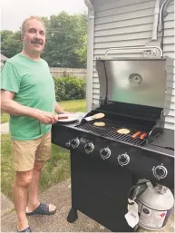  ?? Sue Zezima / Hearst Connecticu­t Media / ?? Jerry Zezima is flipping out over his new backyard grill.