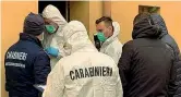  ??  ?? Rilievi
I carabinier­i del Ris davanti all’abitazione in cui è stato trovato il cadavere della donna