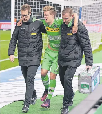  ?? FOTO: IMAGO ?? 5. November in Berlin: Teamarzt Stefan Porten (links) und Physio Dirk Müller führen Patrick Herrmann vom Platz.