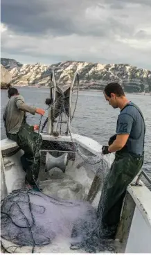  ??  ?? Fabien et Nicolas ont une conception de la pêche qui tranche avec celle de nombreux collègues. Respect du poisson, respect de l'environnem­ent, respect du goût. Ils pratiquent la technique ancestrale japonaise de l'ikejime, qui limite la souffrance animale et ne dégrade pas sa chair. Une passion communicat­ive.