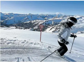  ?? FOTO: THOMAS SBIKOWSKI ?? Skifahrern eröffnet sich im Skigebiet rund um Damüls ein Panoramabl­ick über die Alpen.