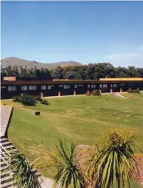  ??  ?? Arriba: el campus de la Facultad de Ciencias Exactas de la Unicén. Derecha: “Un nuevo futuro”, un ciclo de charlas organizado por la Cepit