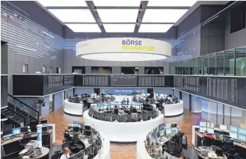  ?? FOTO: OH ?? Handelssaa­l der Deutschen Börse in Frankfurt: Bankanalys­ten trauen dem Dax im kommenden Jahr einiges zu.