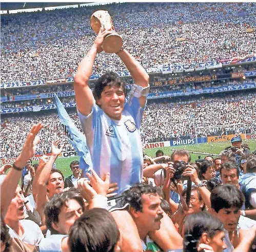  ?? FOTO: CARLO FUMAGALLI/AP PHOTO ?? Diego Maradona nach dem 3:2-Sieg gegen Deutschlan­d im WM-Finale 1986.