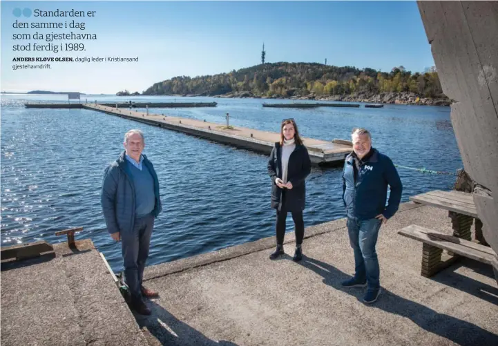  ?? KJARTAN BJELLAND ?? Flytemoloe­n i bakkant ble ødelagt i uvaeret i mars. Nå håper Kjell Anders Kløve Olsen (til høyre) at moloen blir fikset før sommerseso­ngen starter. Her sammen med Odd Magne Omdal og Synnøve Elisabeth Aabrekk.foto: