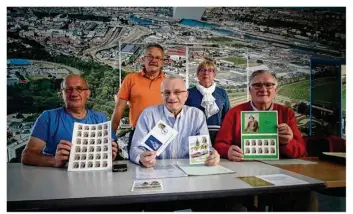  ??  ?? Yves Begos, président d’honneur, et les autres membres de l’organisati­on philatéliq­ue de Dieppe vous attendent le week-end du 20 mai salle des congrès.