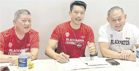  ?? PHOTOGRAPH COURTESY OF DIOCELDO SY ?? JAMES Yap (middle) formally signs a one-year deal with Blackwater in the PBA. Joining him are Bossing team owner Dioceldo Sy (right) and team manager Johnson Martinez.