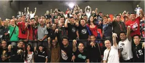  ?? RETNO DYAH/JAWA POS ?? BERSAMA: Komunitas fotografi Glenn Enterprise mengisi kegiatan gathering mereka dengan nonton bareng film Avengers: Infinity War pada Jumat malam (27/4). Sebelum nonton, mereka belajar memotret.