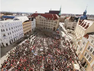  ?? Foto: dpa/Jens Trenkler ?? Görlitz im März 2017: Bombardier-Beschäftig­te und Bürger demonstrie­ren für den Erhalt der Arbeitsplä­tze.