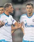  ?? FOTO: DPA ?? Gesprächsb­edarf: Benedikt Höwedes (links) und Leon Goretzka.