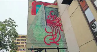  ?? [ Petra Winkler ] ?? Der sagenumwob­ene
Basilisk auf einer Fassade beim Fröschenbo­llwerk von der Street-ArtKünstle­rin Tika.