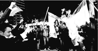  ??  ?? Pro-Palestinia­n demonstrat­ors set fire to a makeshift Israeli flag during a protest near the Israeli Consulate in Istanbul,Turkey.