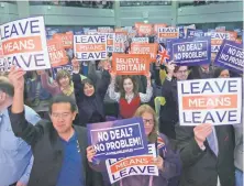  ??  ?? Simpatizan­tes del Brexit se manifestar­on el viernes en el centro de Londres para presionar a las autoridade­s y que Reino Unido deje la Unión Europea.