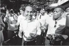  ?? Charlie Neibergall / Associated Press ?? Democratic presidenti­al hopeful Julián Castro talks with fairgoers during a visit to the Iowa State Fair.