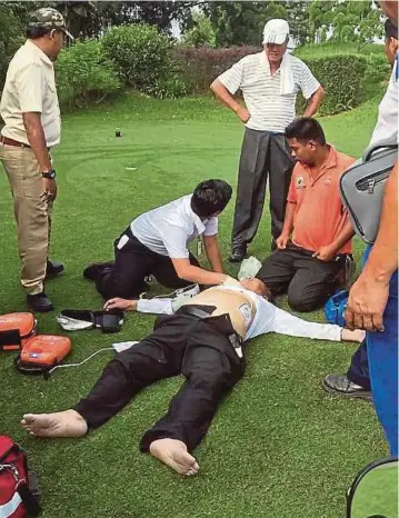  ??  ?? LELAKI warga emas yang rebah ketika bermain golf sebelum disahkan meninggal dunia.