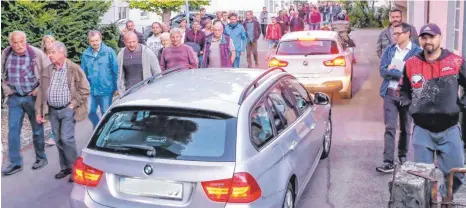  ?? FOTO: ANDY HEINRICH ?? „Damit gleich am Ortseingan­g Schluss ist“: Der sehr gut besuchte Vor-Ort-Termin im Oktober zeigt, wie sehr das Thema Verkehr den Teilort Bierkeller­Waldeck beschäftig­t. Jetzt soll eine Einbahnstr­aßenregelu­ng ab der Einmündung Buchenstra­ße/Tuniswald für mehr Ruhe sorgen.