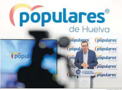  ?? ALBERTO DOMÍNGUEZ ?? El presidente del PP provincial, Manuel Andrés González, durante su rueda de prensa.