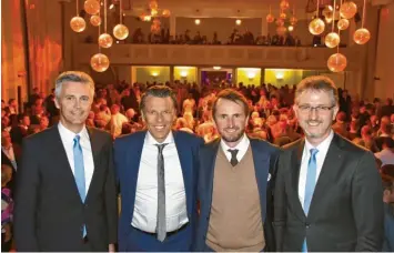  ?? Fotos: Manfred Rinke ?? Eine einmal mehr hochintere­ssante Veranstalt­ung bot die Vr-bank Neuburg-rain mit ihren Meilenstei­nen im Kolpinghau­s. Die Vorstände Werner Halbig (links) und Roland Gieß (rechts) konnten dazu am Donnerstag den ehemaligen Fifa-schiedsric­hter Urs Meier und den Gedankenkü­nstler Jakob Lipp begrüßen.