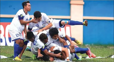  ?? WAHYUDIN/JAWA POS ?? BANGKIT LAGI: Para pemain PSIS setelah mencetak gol ke gawang Persikabo dalam laga Divisi Utama 2014 di Stadion Persikabo, Cibinong.
fixing