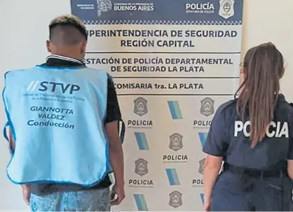  ?? ?? Sin salida. Uno de los dos jóvenes detenidos en la céntrica avenida 51 entre 4 y 5, en la capital provincial.