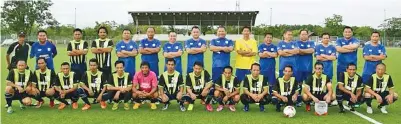  ??  ?? PASUKAN Kudat OMB FC (mencangkun­g) bergambar kenangan bersama pasukan Telupid Mix Veteran FC sebelum perlawanan.