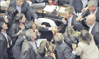  ??  ?? El debate del presupuest­o 2019 subió de tono en la Cámara de Diputados argentino. Parlamenta­rios protagoniz­aron fuertes roces y casi llegaron a los golpes. (Foto diario Clarín)