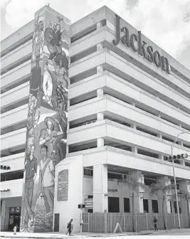  ?? WILFREDO LEE/AP ?? A mural pays tribute to health care workers at Jackson Memorial Hospital in Miami.