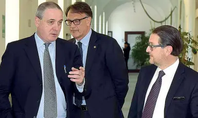  ??  ?? In aula
Da sinistra nella foto il pubblico ministero Paolo Sachar, il dottore Giovanni Serpelloni e l’avvocato difensore Nicola Avanzi