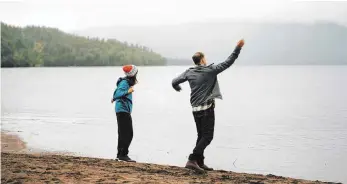  ?? FOTO: MARCO KRÜGER / SCHRAMM FILM / DPA ?? Kein erholsamer Urlaub: Michael (re.) ist ein übellaunig-nervöser Bauingenie­ur (Georg Friedrich) und sein Sohn Luis (Tristan Göbel) ein übellaunig-maulfauler Teenager.