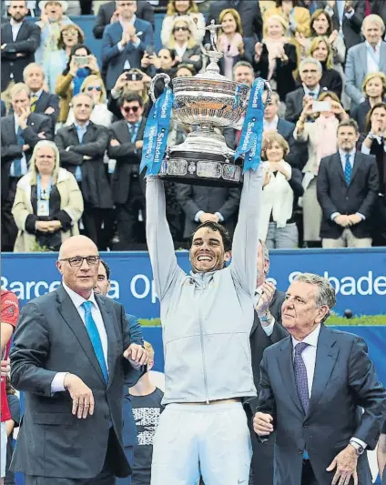  ?? FOTO: MANEL MONTILLA ?? Rafa Nadal, campeón por 11ª vez, junto a Javier Godó, Conde de Godó, y Josep Oliu, presidente del Banc de Sabadell