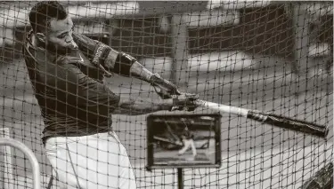  ?? Yi-Chin Lee / Staff photograph­er ?? Astros catcher Martin Maldonado is having trouble getting back into the swing of things, saying, “I’ve had some good days at the field and bad days at the field mentally wise.”