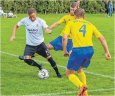  ?? FOTO: ALEXANDER HOTH ?? Antonio Paturzo (am Ball) und die SpVgg Lindau setzen sich gegen Eriskirch mit 3:1 durch.