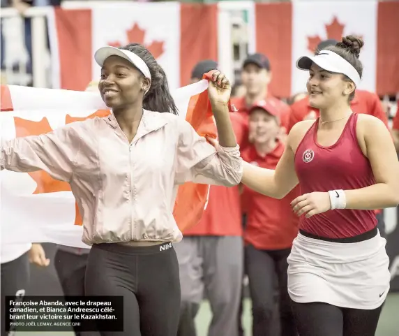  ??  ?? Françoise Abanda, avec le drapeau canadien, et Bianca Andreescu célébrant leur victoire sur le Kazakhstan.