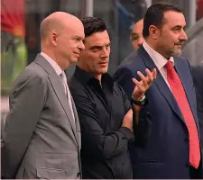  ?? ANSA ?? Vincenzo Montella, 43 anni (al centro) chiacchier­a con l’a.d. Marco Fassone, 53. Accanto c’è il d.s. Massimo Mirabelli, 48