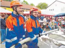  ?? FOTO: MARKUS LEHMANN ?? Die Jugendfeue­rwehr zeigt beim Brückenfes­t in Wasseralfi­ngen, was sie gelernt hat.