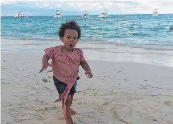  ?? FOTOS: JÜRGEN SCHATTMANN ?? Am langen Strand von Bavaro an der Punta Cana haben nicht nur Kinder ihre Freude.
