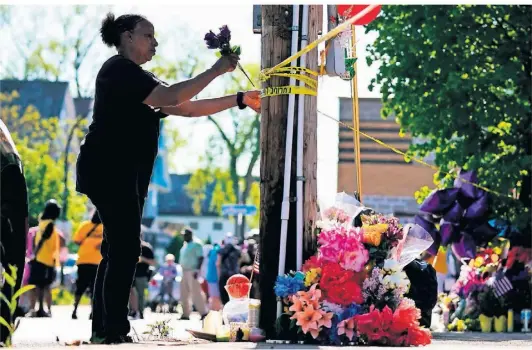  ?? FOTO: ROURKE/AP ?? Menschen legen in der Umgebung des Supermarkt­es, in dem der Terroransc­hlag verübt wurde, Blumen nieder.