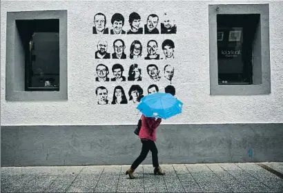  ?? ALVARO BARRIENTOS / AP ?? Una dona passa per davant d’un homenatge als presos bascos a Hernani