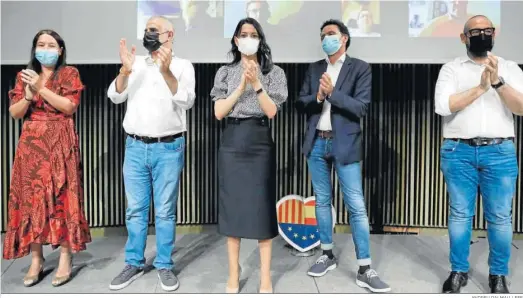  ?? ANDREU DALMAU / EFE ?? Inés Arrimadas, acompañada por Marina Bravo, Carlos Carrizosa, Edmundo Bal y Jordi Cañas, en la celebració­n en Barcelona del 15º aniversari­o de Cs.