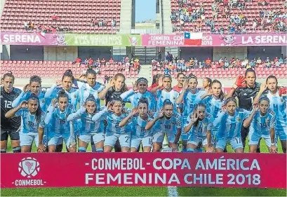  ?? @FEMENINOAF­A ?? Topo Gigio de Selección. Las chicas se quejaron, en la cancha les falta un paso.