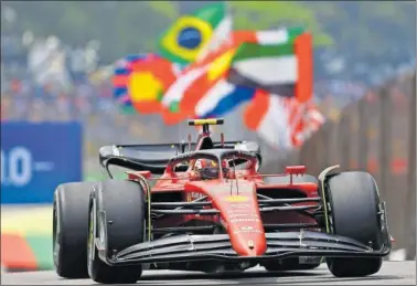  ?? ?? Carlos Sainz al volante del Ferrari durante la jornada del viernes del GP de Brasil en Interlagos.