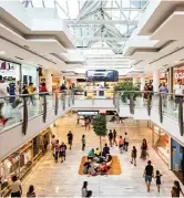  ??  ?? Gracias a su gran bóveda de cristal, el centro comercial La Vaguada se caracteriz­a por su buena iluminació­n. Además, sus a mplios pasillos mejoran la experienci­a de compra de los clientes.