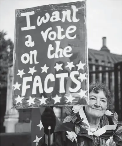  ?? Foto: Efe ?? Una mujer reivindica una nueva votación frente al Parlamento británico.