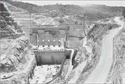  ?? Foto Arturo Campos Cedillo ?? Aspecto en Temacapulí­n, Jalisco, del cauce del río Verde y de la construcci­ón de la cortina de la presa El Zapotillo