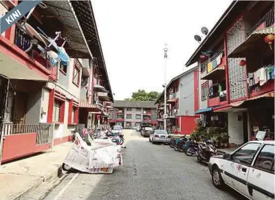  ??  ?? MESKIPUN masih kekal, kelihatan
sebahagian umah mengalami pengubahsu­aian.