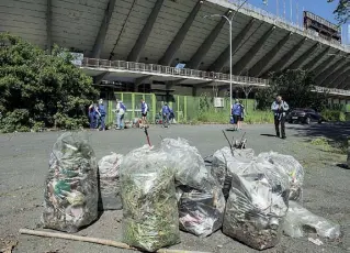  ?? (Foto LaPresse) ?? Ramazza
I volontari ieri mentre ripulivano il perimetro esterno dello Stadio Flaminio